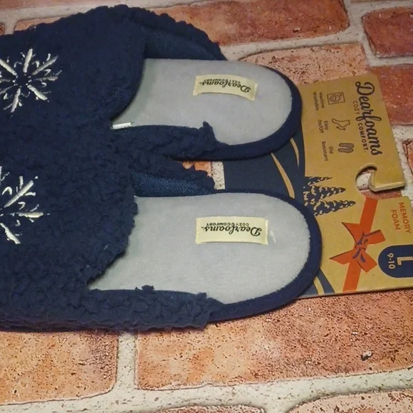 NEW Dearfoams navy snowflake slippers wmns sz 9 10 **One pair left** - Picture 2 of 3